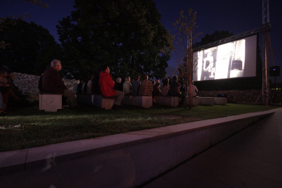 letni kino04 deklica s frnikulami